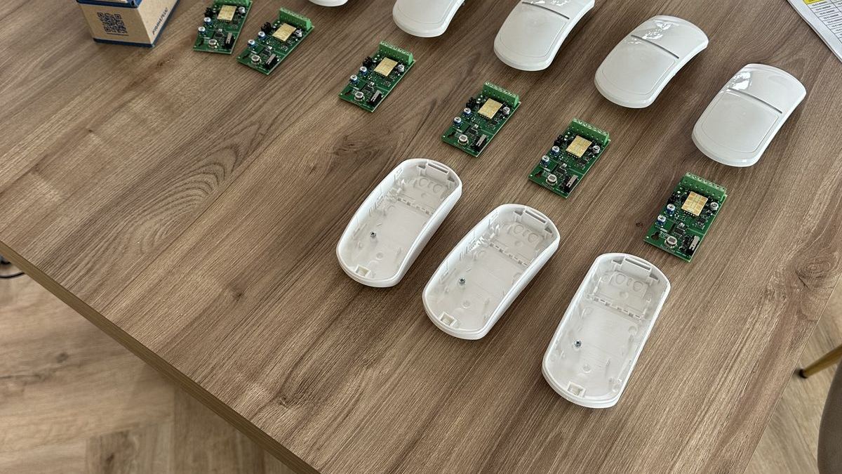 Bezprzewodowe czujki systemu alarmowego przygotowane do montażu