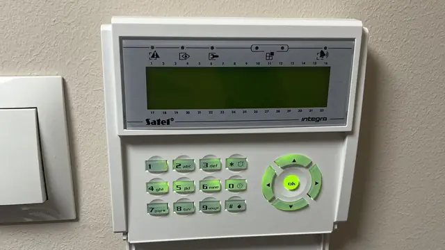 Manipulator systemu alarmowego Satel na ścianie