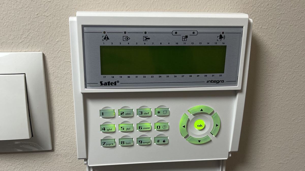 Manipulator systemu alarmowego Satel na ścianie