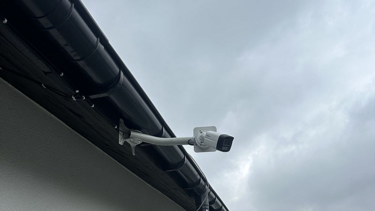Kamera monitoringu zamontowana pod okapem domu jednorodzinnego
