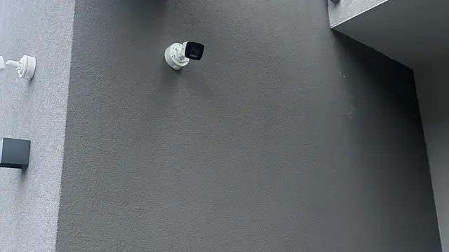 Kamera monitoringu na elewacji nowoczesnego domu
