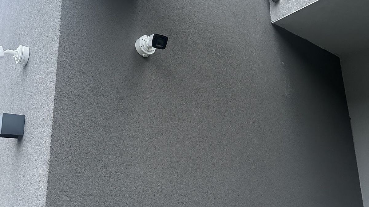 Kamera monitoringu na elewacji nowoczesnego domu
