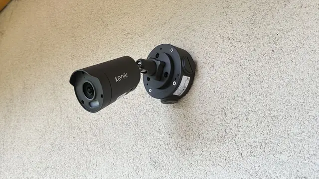 Kamera tubowa z inteligentną analizą obrazu zamontowana pod okapem