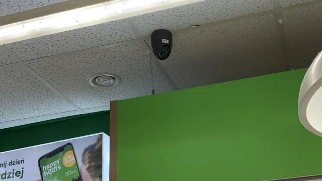 Kamera kopułkowa monitoringu na suficie sklepu