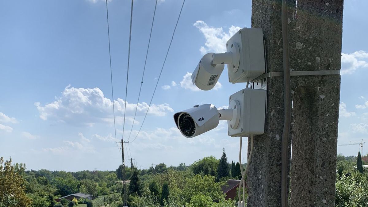 Kamera monitoringu zamontowana na słupie na otwartym terenie