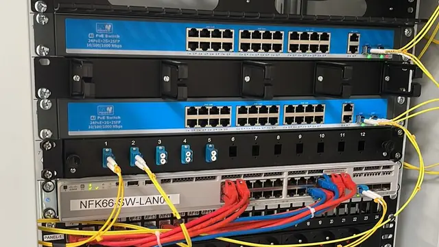 Przełączniki sieciowe i okablowanie w szafie rack