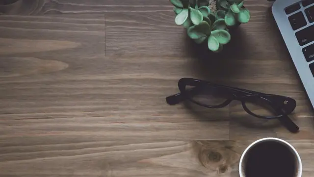 Biurko z laptopem – praca nad stroną internetową