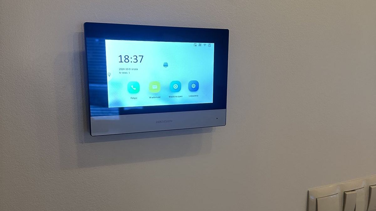 Monitor wideodomofonu IP zamontowany na ścianie