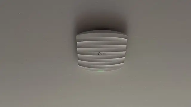 Punkt dostępowy Wi-Fi zamontowany na suficie