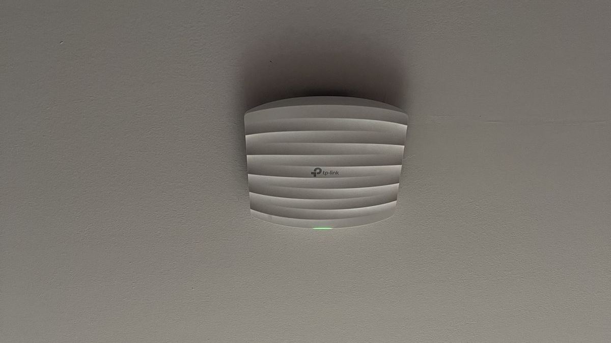 Punkt dostępowy Wi-Fi zamontowany na suficie