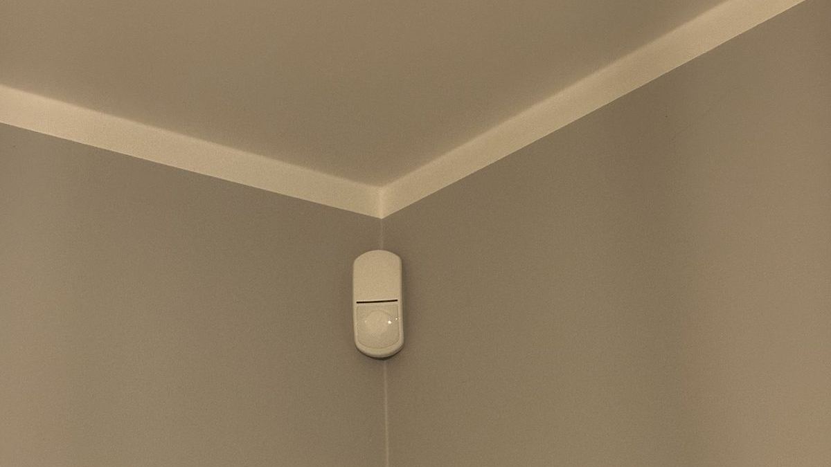 Czujka ruchu systemu alarmowego w narożniku przedpokoju